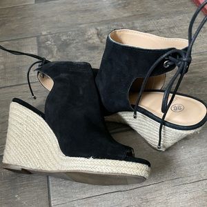 Black wedges
